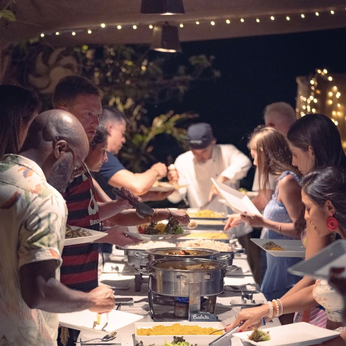 O Luau Casa na Praia ocorre tradicionalmente todas as segundas e quintas-feiras. O evento celebra a riqueza cultural de Jericoacoara com a apresentação temática do grupo Tribo Jeri. Nosso Luau inclui um jantar diversificado ( buffer gourmet) com mais de 17 opções de pratos.
Valido para segundas e quintas-feiras
