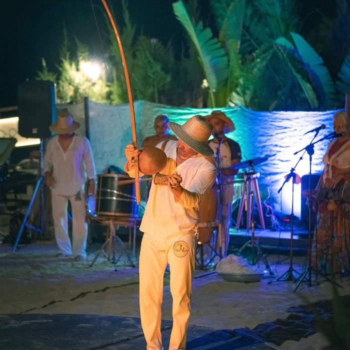 O Luau Casa na Praia ocorre tradicionalmente todas as segundas e quintas-feiras. O evento celebra a riqueza cultural de Jericoacoara com a apresentação temática do grupo Tribo Jeri. Nosso Luau inclui um jantar diversificado ( buffer gourmet) com mais de 17 opções de pratos.
Valido para segundas e quintas-feiras