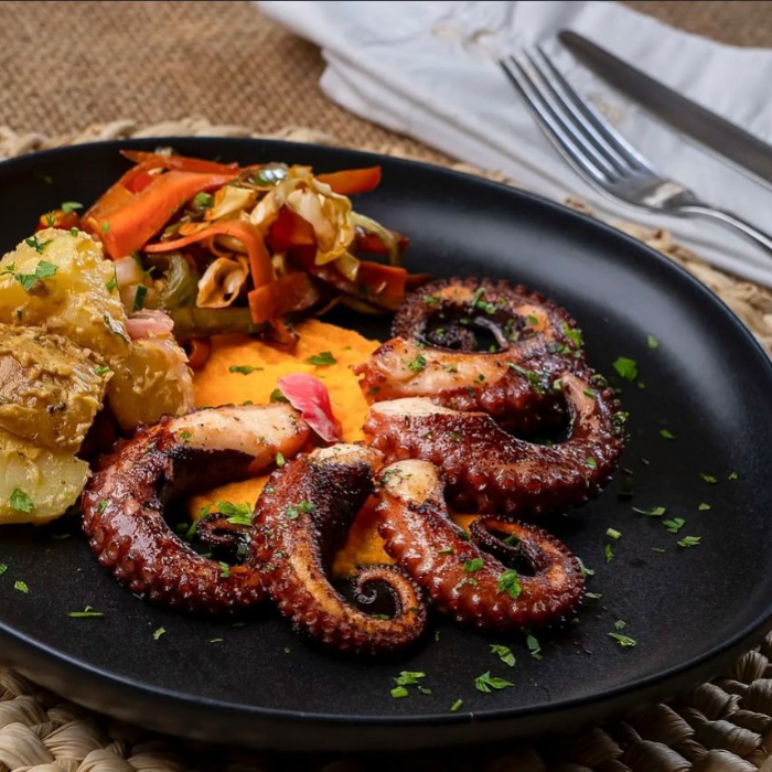 Nosso restaurante à beira mar oferece pratos a nível de alta gastronomia nacional. Poderão desfrutar de um menu primorosamente elaborado, com carnes, aves, frutos do mar e saladas orgânicas, preparados com ingredientes frescos e de qualidade, que oferecem uma sutileza de sabores inesquecíveis. Valido para as terças e quartas-feiras e sábados.