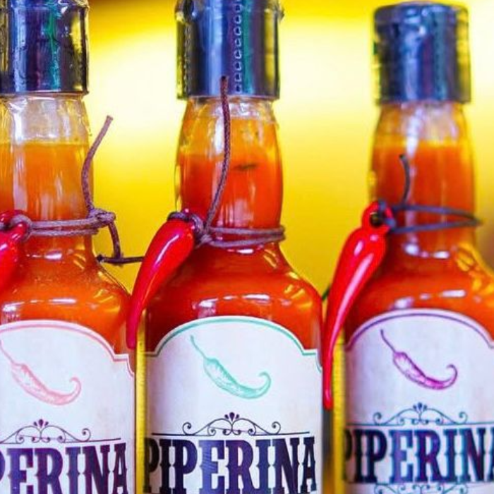 A chama a castanha não é só uma loja de castanhas, nos temos uma variedade de produtos que vão encantar os olhos e o paladar. Entre pimentas, cachaças temos também decorações estilo que carrega uma identidade na nossa cultura. Ideal para presentear ou levar de lembraça.