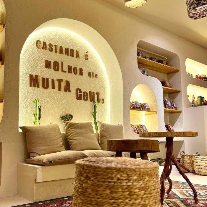 A chama a castanha não é só uma loja de castanhas, nos temos uma variedade de produtos que vão encantar os olhos e o paladar. Entre pimentas, cachaças temos também decorações estilo que carrega uma identidade na nossa cultura. Ideal para presentear ou levar de lembraça.