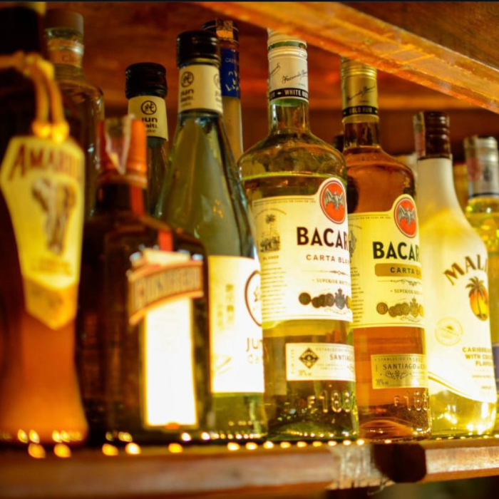 O Sal da Praia oferece um menu diversificado com pratos preparados com ingredientes frescos e locais que celebram a culinária regional