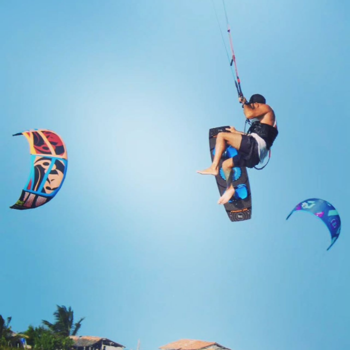 🌬️ World de Kite – Escola de Kitesurf no Preá 🏄‍♂️
Localizada no coração do litoral cearense, a World de Kite é o lugar perfeito para quem quer aprender, evoluir ou se apaixonar ainda mais pelo kitesurf.