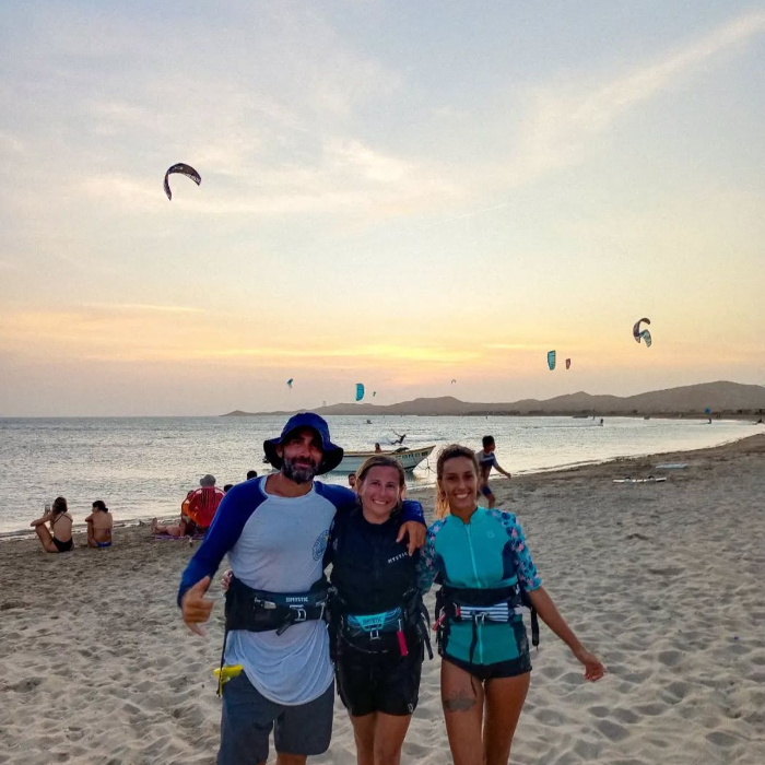 🌬️ World de Kite – Escola de Kitesurf no Preá 🏄‍♂️
Localizada no coração do litoral cearense, a World de Kite é o lugar perfeito para quem quer aprender, evoluir ou se apaixonar ainda mais pelo kitesurf.