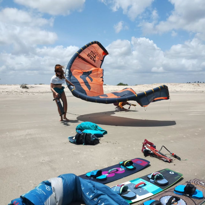 🌬️ World de Kite – Escola de Kitesurf no Preá 🏄‍♂️
Localizada no coração do litoral cearense, a World de Kite é o lugar perfeito para quem quer aprender, evoluir ou se apaixonar ainda mais pelo kitesurf.