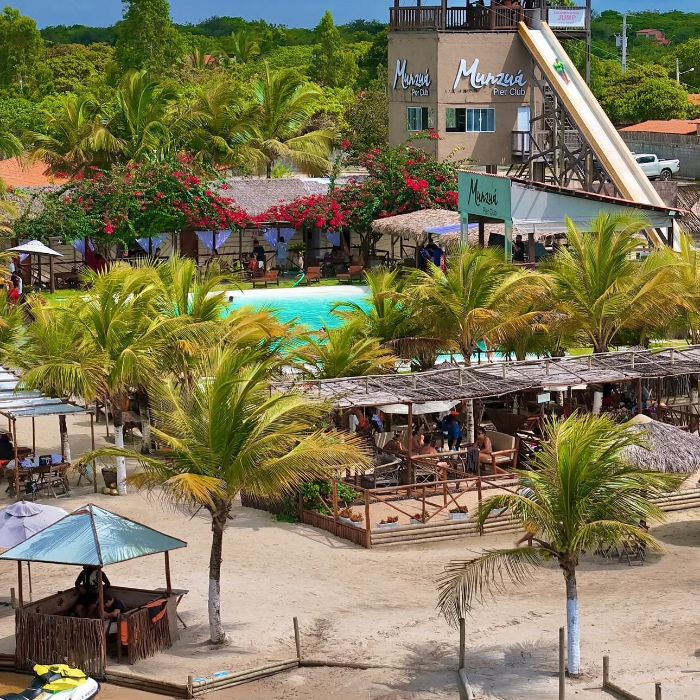 O Munzuá Pier Club é, na verdade, o charme de Jericoacoara situado à beira da lagoa. Ele oferece um ambiente super relax, mas cheio de estilo, perfeito para quem quer curtir a vibe da lagoa com uma pegada mais exclusiva. E nessa nova era, ele chega com tudo para criar experiências ainda mais incríveis, agora de frente para a tranquilidade das águas da lagoa.
