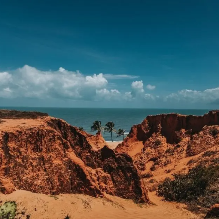 Cenários dignos de novela, grutas de água doce, labirintos naturais de falésias e uma diversidade de paisagens encantadoras te aguardam no litoral leste do Ceará.Esse é um dos passeios mais procurados por quem deseja conhecer o melhor das praias cearenses com praticidade, conforto e uma experiência cultural única.Durante um dia inteiro, você visitará três destinos incríveis: Morro Branco, Praia das Fontes e Canoa Quebrada. Tudo isso com saída pela manhã e retorno no fim da tarde, direto dos hotéis da orla de Fortaleza.