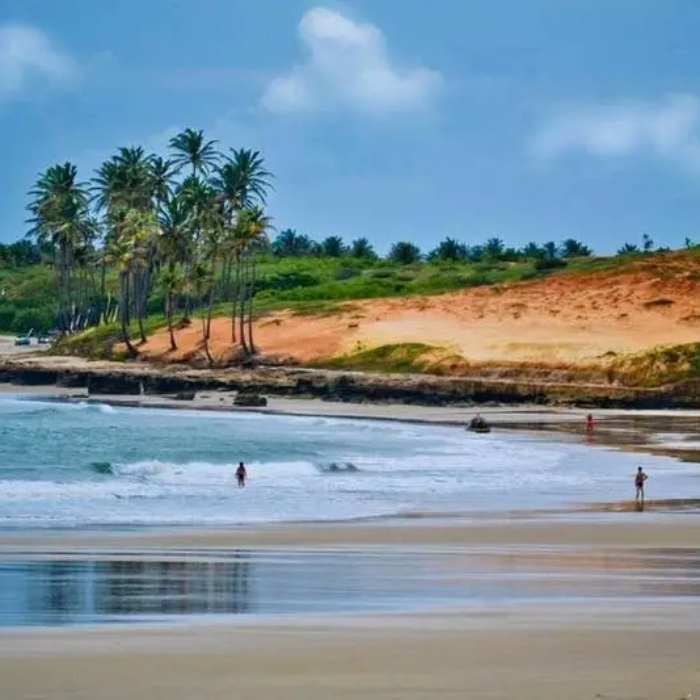 Prepare-se para se encantar com uma das paisagens mais incríveis do litoral oeste cearense. Lagoinha é um verdadeiro paraíso natural, com lagoas, dunas, cachoeiras, enseadas e um mar verde que impressiona até os viajantes mais experientes. A sensação é de que a natureza caprichou por aqui – e atingiu a perfeição!