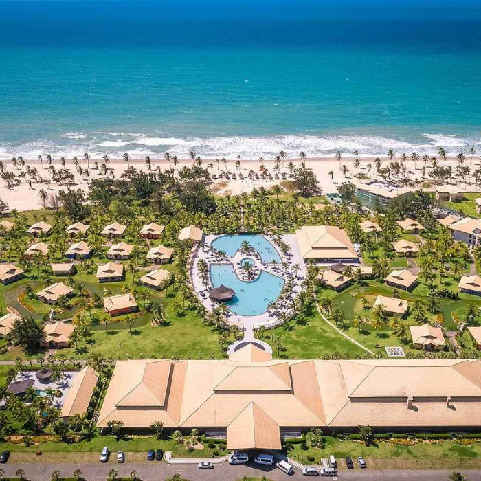 Prepare-se para um dia cheio de emoção e paisagens inesquecíveis! A apenas 35 km de Fortaleza, a Praia do Cumbuco é o destino perfeito para quem busca aventura, lazer e contato com a natureza.