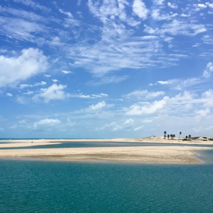 A apenas 60 km de Fortaleza, a Praia de Águas Belas faz jus ao nome que carrega: é simplesmente deslumbrante. Sabe o que acontece quando o rio encontra o mar no Ceará? Eles se abraçam e formam piscinas naturais incríveis, criando um cenário digno de cartão-postal