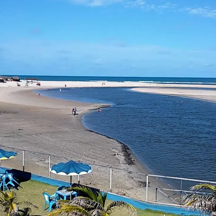 A apenas 60 km de Fortaleza, a Praia de Águas Belas faz jus ao nome que carrega: é simplesmente deslumbrante. Sabe o que acontece quando o rio encontra o mar no Ceará? Eles se abraçam e formam piscinas naturais incríveis, criando um cenário digno de cartão-postal