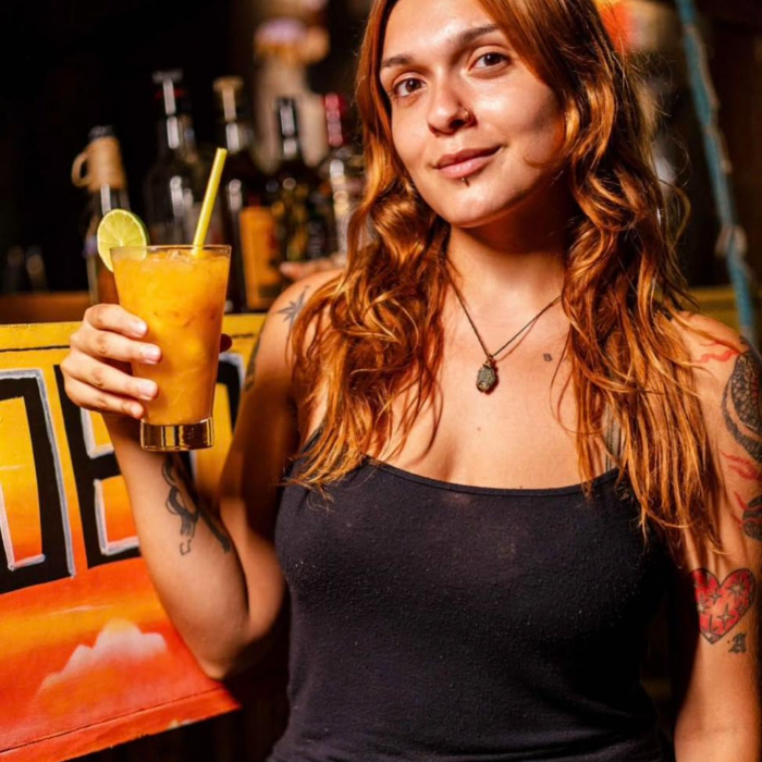 Descubra o Bar.co Jeri, o seu destino imperdível no coração de Jericoacoara! Localizado na rua principal e com um visual encantador em formato de barco, o Bar.co Jeri é o ponto de encontro perfeito para quem busca boa música, drinks incríveis e uma atmosfera vibrante. Aqui você pode saborear caipirinhas caprichadas enquanto curte noites animadas com reggae ao vivo ou sets de DJs.