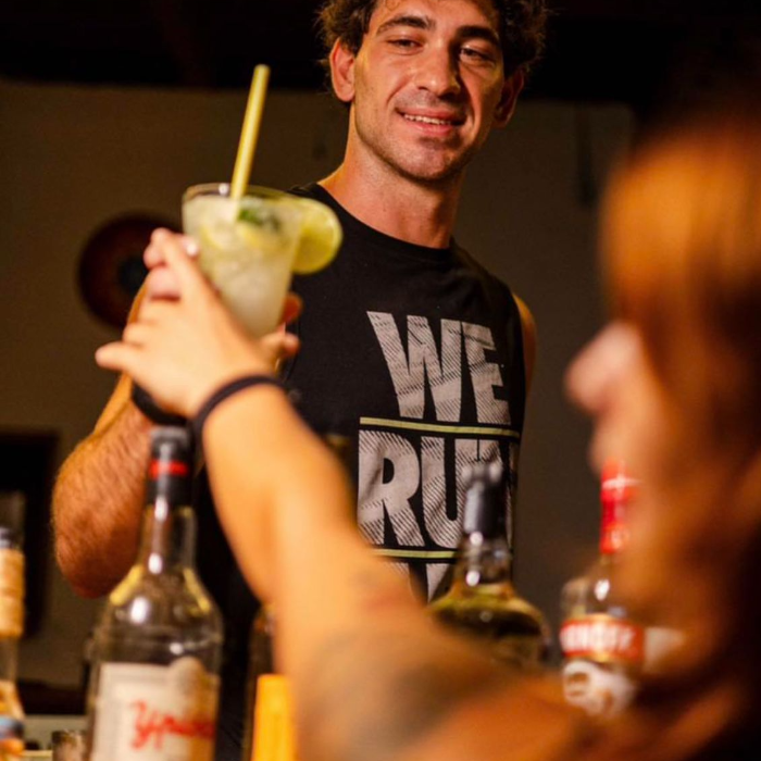 Descubra o Bar.co Jeri, o seu destino imperdível no coração de Jericoacoara! Localizado na rua principal e com um visual encantador em formato de barco, o Bar.co Jeri é o ponto de encontro perfeito para quem busca boa música, drinks incríveis e uma atmosfera vibrante. Aqui você pode saborear caipirinhas caprichadas enquanto curte noites animadas com reggae ao vivo ou sets de DJs.