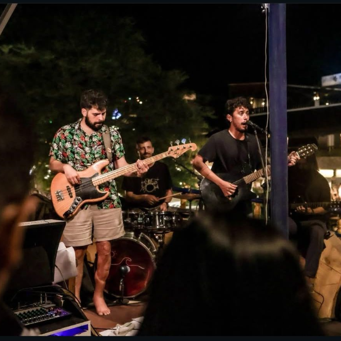 Descubra o Bar.co Jeri, o seu destino imperdível no coração de Jericoacoara! Localizado na rua principal e com um visual encantador em formato de barco, o Bar.co Jeri é o ponto de encontro perfeito para quem busca boa música, drinks incríveis e uma atmosfera vibrante. Aqui você pode saborear caipirinhas caprichadas enquanto curte noites animadas com reggae ao vivo ou sets de DJs.
