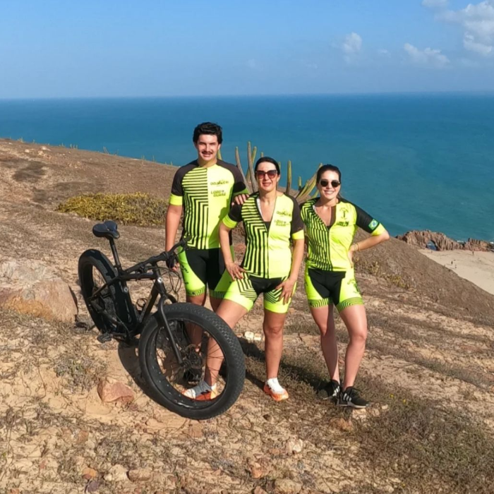 Descubra Jericoacoara de um jeito diferente com a Ciclo Jeri! Especializada em passeios de fatbike, a empresa leva você a explorar as dunas, o Serrote e a icônica Pedra Furada de uma forma divertida e ecológica. Pedale por paisagens deslumbrantes e sinta a liberdade de conhecer Jeri sob duas rodas, aproveitando cada momento dessa experiência inesquecível.