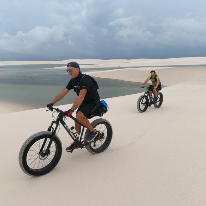 Descubra Jericoacoara de um jeito diferente com a Ciclo Jeri! Especializada em passeios de fatbike, a empresa leva você a explorar as dunas, o Serrote e a icônica Pedra Furada de uma forma divertida e ecológica. Pedale por paisagens deslumbrantes e sinta a liberdade de conhecer Jeri sob duas rodas, aproveitando cada momento dessa experiência inesquecível.