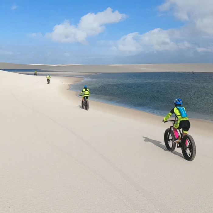 Descubra Jericoacoara de um jeito diferente com a Ciclo Jeri! Especializada em passeios de fatbike, a empresa leva você a explorar as dunas, o Serrote e a icônica Pedra Furada de uma forma divertida e ecológica. Pedale por paisagens deslumbrantes e sinta a liberdade de conhecer Jeri sob duas rodas, aproveitando cada momento dessa experiência inesquecível.