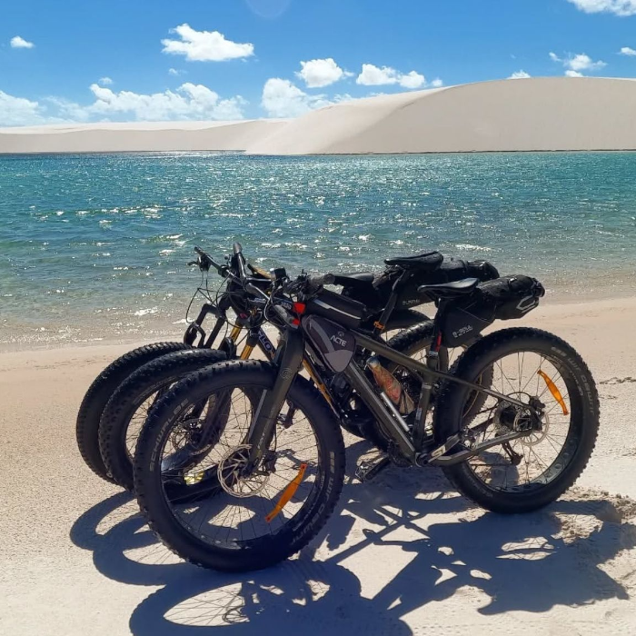 Descubra Jericoacoara de um jeito diferente com a Ciclo Jeri! Especializada em passeios de fatbike, a empresa leva você a explorar as dunas, o Serrote e a icônica Pedra Furada de uma forma divertida e ecológica. Pedale por paisagens deslumbrantes e sinta a liberdade de conhecer Jeri sob duas rodas, aproveitando cada momento dessa experiência inesquecível.