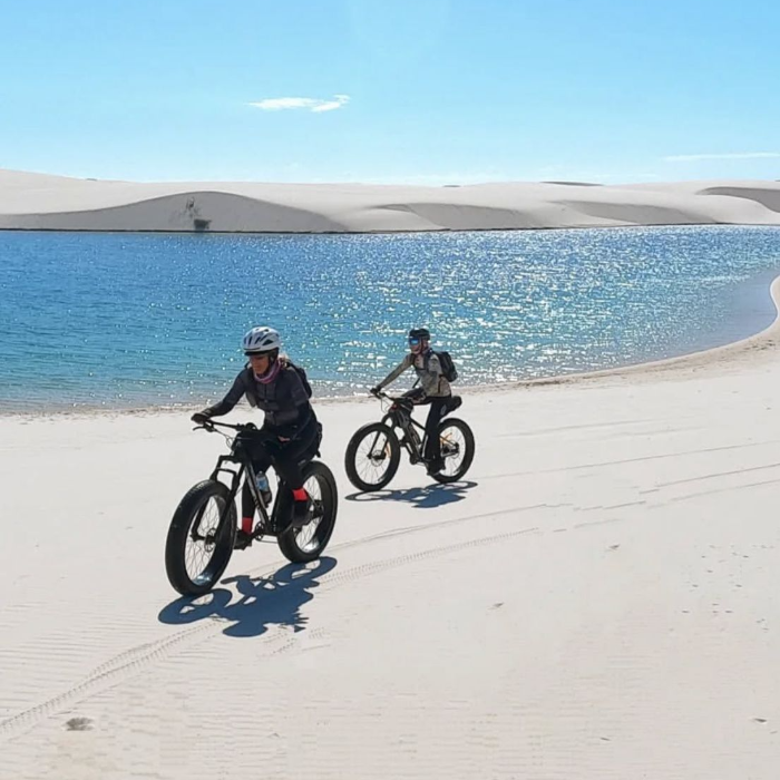Descubra Jericoacoara de um jeito diferente com a Ciclo Jeri! Especializada em passeios de fatbike, a empresa leva você a explorar as dunas, o Serrote e a icônica Pedra Furada de uma forma divertida e ecológica. Pedale por paisagens deslumbrantes e sinta a liberdade de conhecer Jeri sob duas rodas, aproveitando cada momento dessa experiência inesquecível.