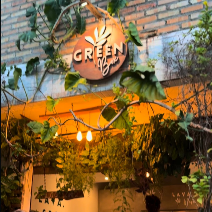 A Green Box Lavanderia é sinônimo de praticidade em Jericoacoara! 💚 Localizada no beco da padaria, ela lava, seca e leva suas roupas com todo o cuidado e agilidade que o dia a dia na vila pede. Perfeita para quem quer aproveitar Jeri sem se preocupar com a roupa suja — é só deixar com a Green Box e curtir o resto do dia!