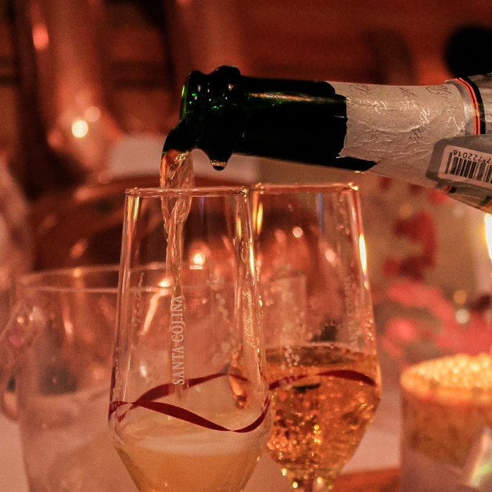 🌿✨ Chalé Poncho Serrano – um refúgio para dois ✨🌿

Pensado com todo carinho para receber casais, nosso chalé é um refúgio de conforto e romantismo 💖. Aqui, cada detalhe convida a viver momentos únicos a dois: o calor da lareira 🔥, o sabor de um bom vinho 🍷, uma música suave ao fundo 🎶 e o silêncio da natureza que envolve e acalma 🌙.

O ambiente foi projetado para que vocês se desconectem do mundo e se conectem entre si 💞. Pela manhã, é possível desfrutar de um delicioso café da manhã ☕🥐 — um serviço à parte, preparado com todo amor pela proprietária, com produtos frescos e produzidos no local 🍓🍯.

Um convite para viver o simples, o bonito e o essencial: o amor 💫.