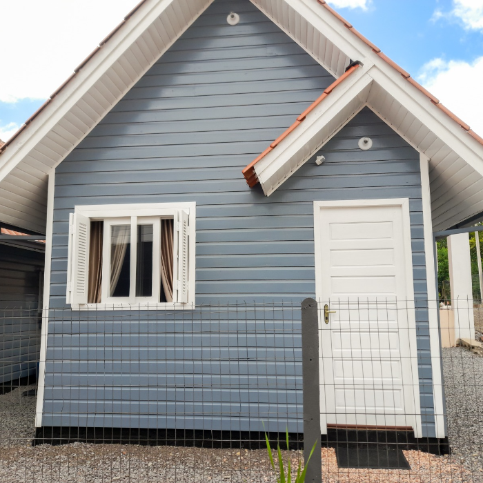 🌿✨ Chalé Poncho Serrano – um refúgio para dois ✨🌿

Pensado com todo carinho para receber casais, nosso chalé é um refúgio de conforto e romantismo 💖. Aqui, cada detalhe convida a viver momentos únicos a dois: o calor da lareira 🔥, o sabor de um bom vinho 🍷, uma música suave ao fundo 🎶 e o silêncio da natureza que envolve e acalma 🌙.

O ambiente foi projetado para que vocês se desconectem do mundo e se conectem entre si 💞. Pela manhã, é possível desfrutar de um delicioso café da manhã ☕🥐 — um serviço à parte, preparado com todo amor pela proprietária, com produtos frescos e produzidos no local 🍓🍯.

Um convite para viver o simples, o bonito e o essencial: o amor 💫.