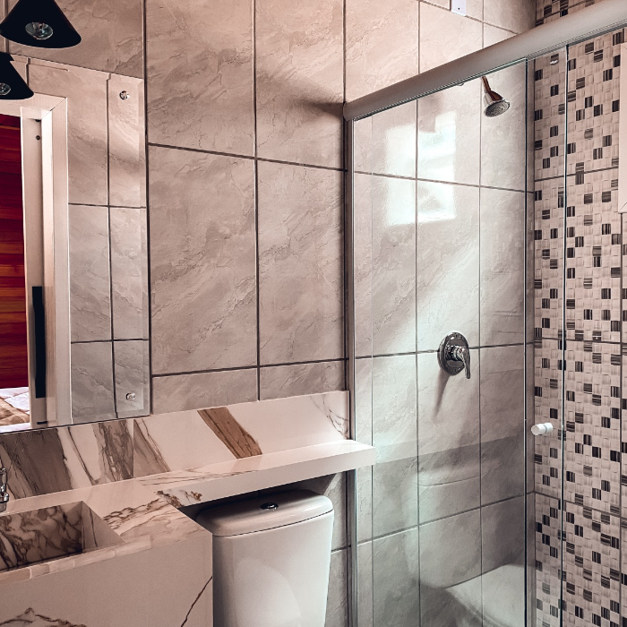 🌿✨ Chalé Poncho Serrano – um refúgio para dois ✨🌿

Pensado com todo carinho para receber casais, nosso chalé é um refúgio de conforto e romantismo 💖. Aqui, cada detalhe convida a viver momentos únicos a dois: o calor da lareira 🔥, o sabor de um bom vinho 🍷, uma música suave ao fundo 🎶 e o silêncio da natureza que envolve e acalma 🌙.

O ambiente foi projetado para que vocês se desconectem do mundo e se conectem entre si 💞. Pela manhã, é possível desfrutar de um delicioso café da manhã ☕🥐 — um serviço à parte, preparado com todo amor pela proprietária, com produtos frescos e produzidos no local 🍓🍯.

Um convite para viver o simples, o bonito e o essencial: o amor 💫.