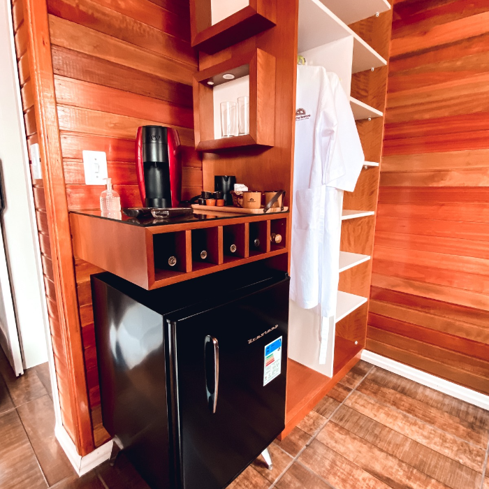 🌿✨ Chalé Poncho Serrano – um refúgio para dois ✨🌿

Pensado com todo carinho para receber casais, nosso chalé é um refúgio de conforto e romantismo 💖. Aqui, cada detalhe convida a viver momentos únicos a dois: o calor da lareira 🔥, o sabor de um bom vinho 🍷, uma música suave ao fundo 🎶 e o silêncio da natureza que envolve e acalma 🌙.

O ambiente foi projetado para que vocês se desconectem do mundo e se conectem entre si 💞. Pela manhã, é possível desfrutar de um delicioso café da manhã ☕🥐 — um serviço à parte, preparado com todo amor pela proprietária, com produtos frescos e produzidos no local 🍓🍯.

Um convite para viver o simples, o bonito e o essencial: o amor 💫.