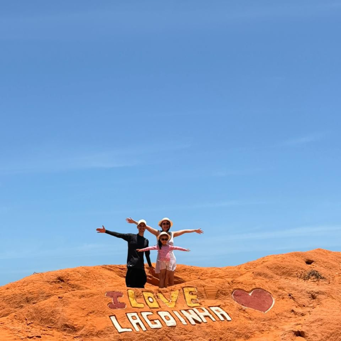 Na Vss Tours, cada roteiro é feito com carinho e atenção aos detalhes.Mais do que vender um passeio, a gente cria experiências personalizadas, pensadas para quem quer aproveitar o litoral cearense sem preocupação e com o conforto que só um atendimento humanizado oferece.Seja em casal, família ou grupo de amigos, tudo é planejado para combinar com o seu estilo:📍 Roteiros exclusivos📷 Paradas estratégicas para fotos🍽️ Dicas de onde comer e aproveitar (no nosso grupo vip do WhatsApp)🚙 Motoristas experientes e atenciosos👉 Escolha o passeio no app e viva um dia diferente, com o cuidado e o toque especial da Vss Tours - Valéria Sanches | Viagens e Turismo.