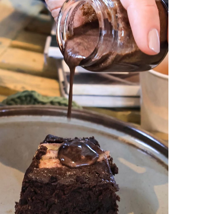 Uma cafeteria e smoothie bar baseada na culinária anti-inflamatória e plant-based, assinada pela Mariana de Paula da Cozinha de Cura.
Priorizamos a alimentação natural e assim trazemos um cardápio cheio de opções saudáveis e regenerativas.
Trabalhamos com o Café Bem Dito - um café especial, de agricultura familiar da Alta Mogiana Mineira.
Temos o Armazém do Cura para que você possa levar um pouquinho de nós e da nossa curadoria para sua casa!