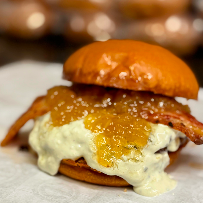 Mais do que um lanche, o Society serve experiências. Com receitas exclusivas, combinações ousadas e ingredientes selecionados, cada detalhe é pensado para surpreender seu paladar. Além do delivery, oferecemos ambientes acolhedores, perfeitos para reunir a família e os amigos, celebrar bons momentos e criar memórias em torno da mesa. “Nunca será só Futebol!"