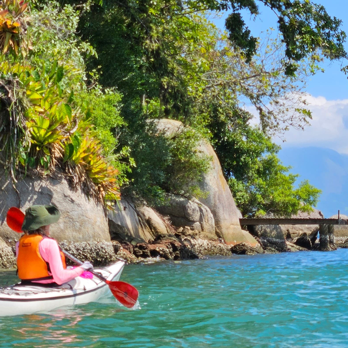 Aqua Terra Paraty oferece expedições de caiaque, trekking e experiências culturais pela Costa Verde, explorando o Saco do Mamanguá, Ponta da Joatinga e praias selvagens de Paraty. Guia multilíngue, alimentação saudável e roteiros autênticos unem natureza, cultura caiçara e aventura.
