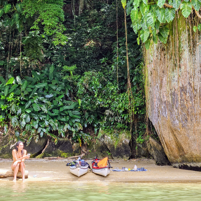 Aqua Terra Paraty oferece expedições de caiaque, trekking e experiências culturais pela Costa Verde, explorando o Saco do Mamanguá, Ponta da Joatinga e praias selvagens de Paraty. Guia multilíngue, alimentação saudável e roteiros autênticos unem natureza, cultura caiçara e aventura.